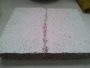 Левая сторона поверхности – обычная силиконовая краска, правая сторона поверхности – силиконовая краска «Farbe Silikon Fassaden», фото 1