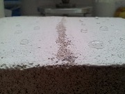 Левая сторона поверхности – обычная силиконовая краска, правая сторона поверхности – силиконовая краска «Farbe Silikon Fassaden», фото 2